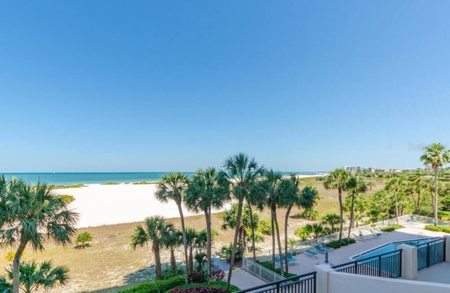 Enjoy the quiet beach of Sand Key! 1 mile from Clearwater Beach!