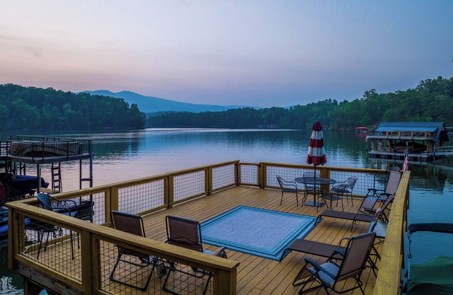Enjoy Winter Sunsets & Mtn. Views from Deck & Private Dock, Cozy firepit, & Cove