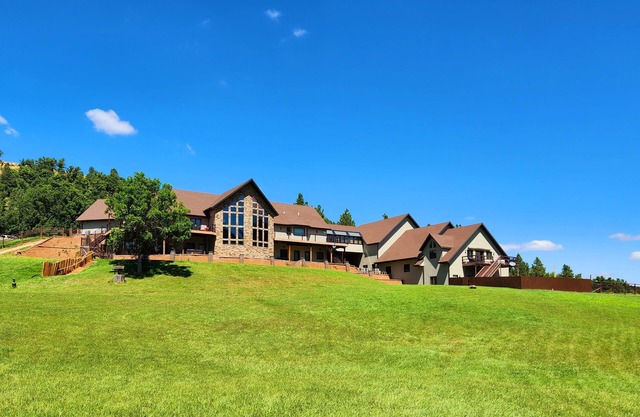 Enormous Rally Rental - Custom Estate off paved Road w/Extra Motorcycle Parking
