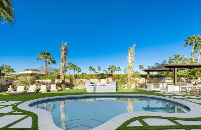 Entertainer's Hideaway with Pool, Jacuzzi, and Outdoor Kitchen