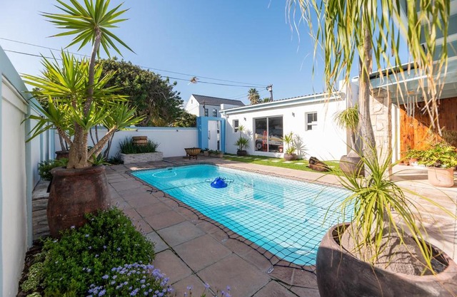 Entertainers Holiday Home In Melkbosstrand- 3 ensuite bedrooms