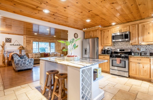 Entertainment Cabin #610