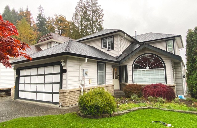 Entire 1 bedroom suite, sleeps 4, ensuite laundry & 5 mins to Lafarge Skytrain