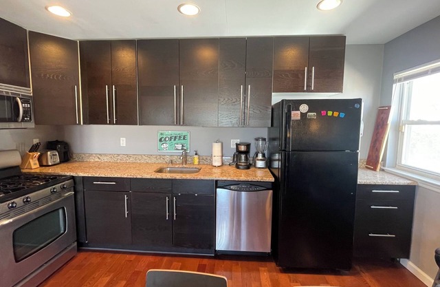 Entire condo w/private balcony & parking, 3 blocks from the beach!