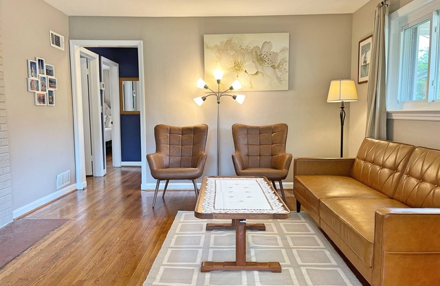 Entire Cozy 3 bedrooms Single Bungalow House in Arlington Near DC