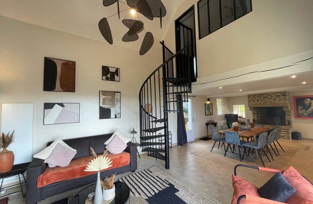 Entire house sleeps 1-6, pet friendly. 20 mins to Mont St Michel.