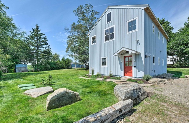 Entire home/Vintage modern , new home, frontage on Lower Mason Pond