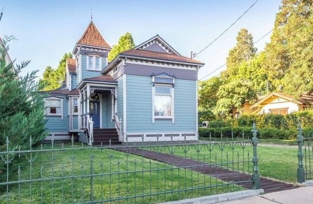 Entire Luxury 3 bedroom Victorian Home ready for your Sierra Vacation