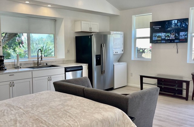 ENTIRE MODERN LUXURY STUDIO PRIVATE FOR UP TWO PEOPLE AT WEST HIILS