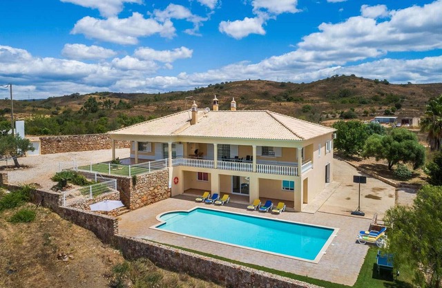 Entrecolinas is the perfect country house for those looking for fresh air, it is located in the coun