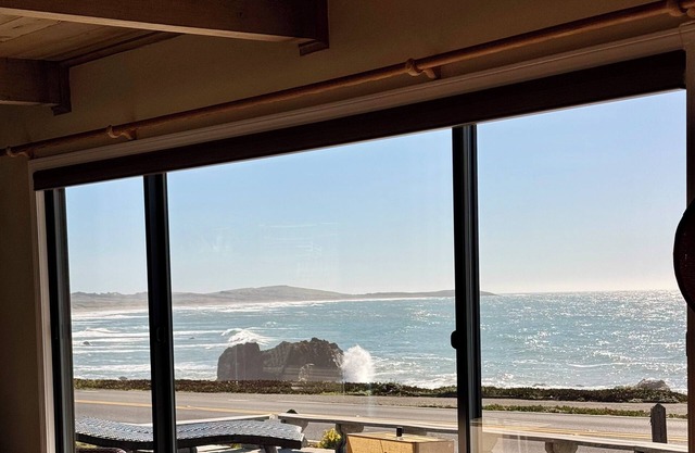 Epic ocean views and sound of surf. Luxurious Beds. Fireplace. Hot Tub. Dogs OK.