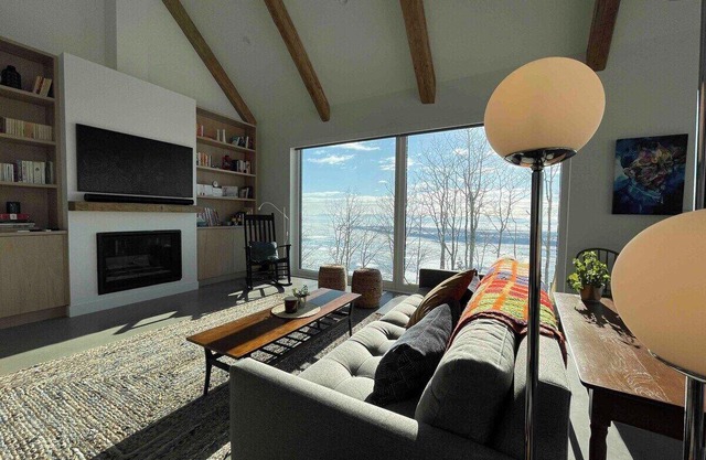 Ermitage St-Laurent 173: Luxury River View Retreat