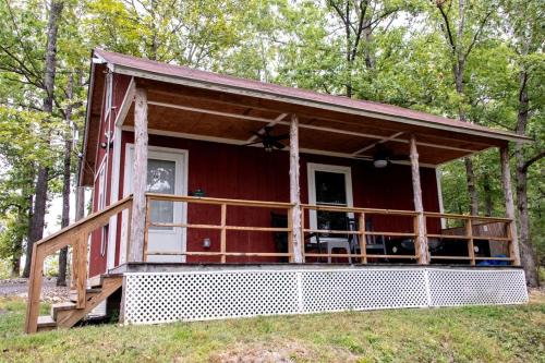 Escape to Marshall, Arkansas, in this Cozy Cabin for Four