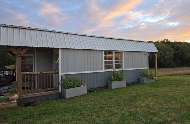 Escape to Nature - dog heaven near Katy Trail and I70. 80 acres, fire pit, wifi