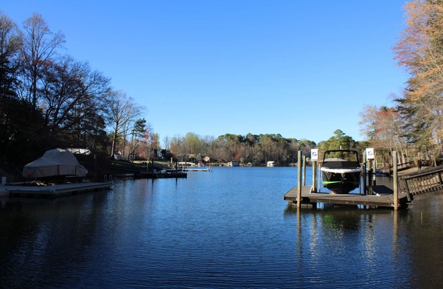 ESCAPE TO THE LAKE! ￼QUIET cove, RELAXING pool, with own dock!