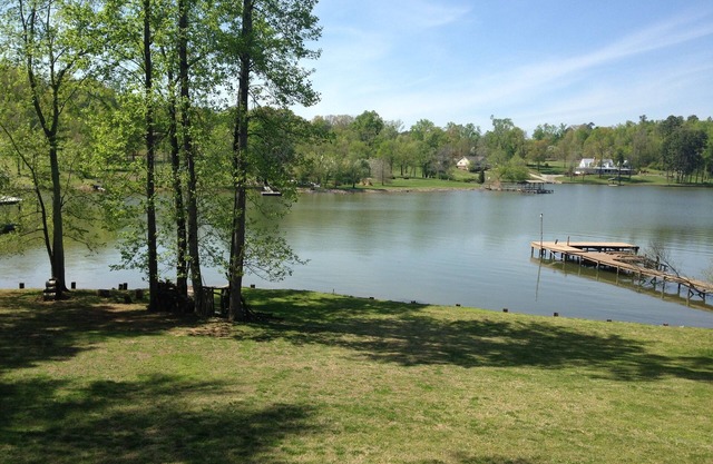 Escape to the Lake: Spacious Lakefront House-Relax-Rejuvenate