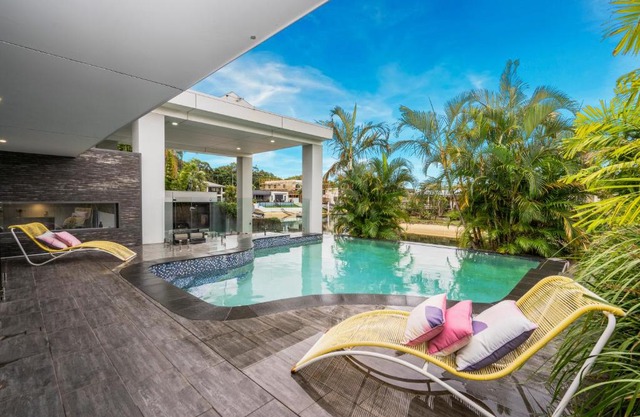 Essence of Broadbeach - Luxury Broadbeach Family Escape with Pool