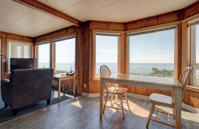 Ester Lee Oceanview Inn