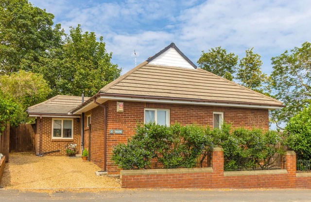 ESTUARY VIEW, pet friendly, with a garden in Warkworth