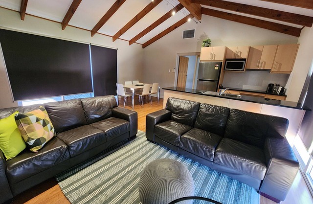 EtheltonnSpacious Upstairs 3 Bedroom Apartment