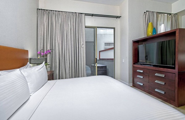 European-Style Comfort Near Fisherman's Wharf – Elegant Room