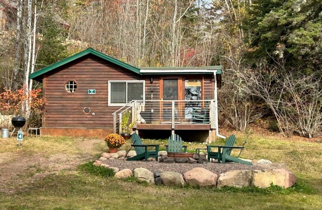 Eve's Place Lakeside Cabin 4: Pet Friendly!