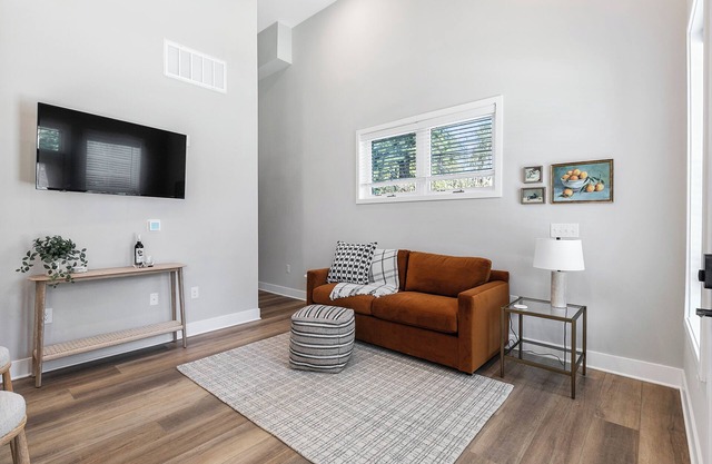Evelyn 101 - Dramatic 16ft ceilings in this spacious 1 BR in serene Forest Hill