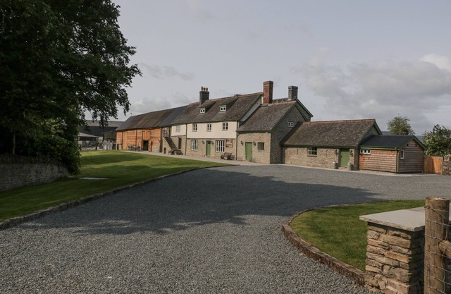 EVENJOBB COURT FARMHOUSE, pet friendly, with hot tub in Presteigne