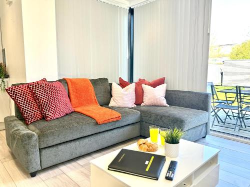 Evergreen Lodge - Two Bed Lux Flat - Parking, Garden, Patio, WIFI, Netflix - Close to Blenheim Palace & Oxford - F3