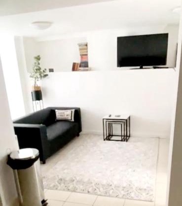 Evo B - Gravesend 1 Bedroom Flat 2 Min Walk to Station & Town Centre - longer stays available