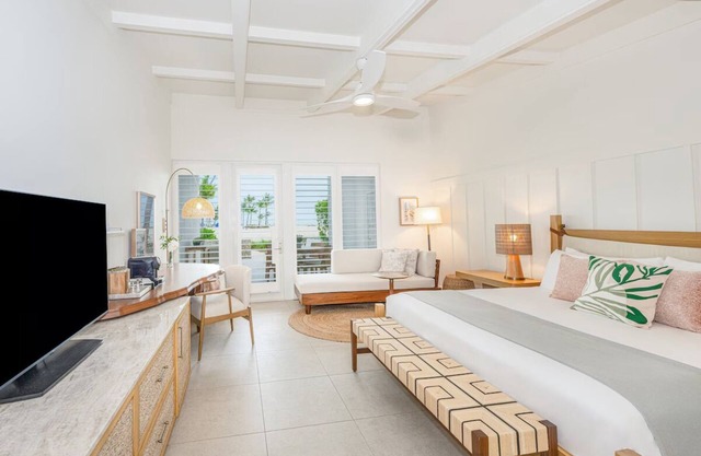 Excellent Choice! Beachfront Location, Outdoor Pool, Free Parking, Pet-friendly!