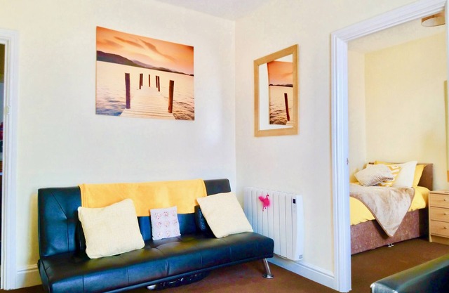 Exceptionally Spacious Top-Floor Flat on 2 Platforms-Dazzling Clean! Fun & Cosy!