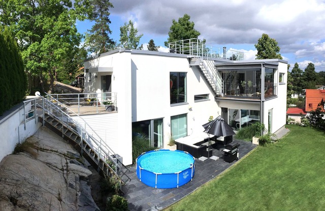 Exclusive modern house 300 m from station. Close to city, water and nature