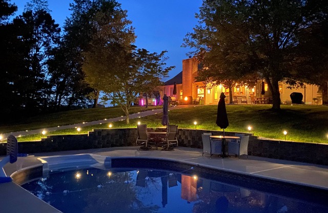 EXCLUSIVE RETREAT - HEATED POOL- TUB - Relax and Enjoy!