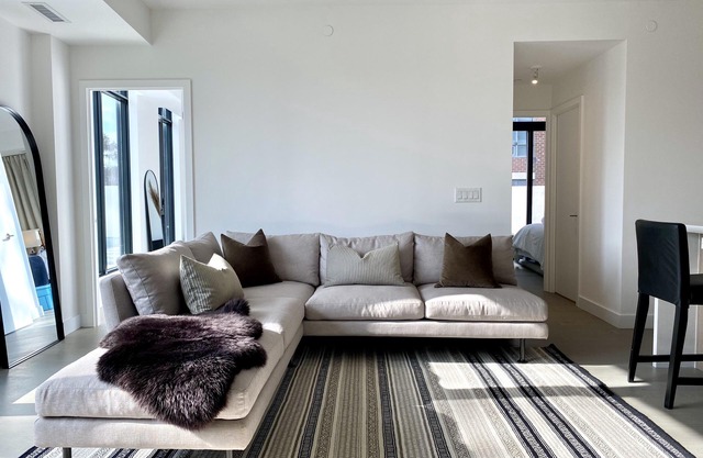 Executive 2 bed 2 bath condo - Kingsway Crescent