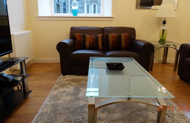 Executive apartment, 2 bedrooms and 2 bathrooms., quiet but near city centre