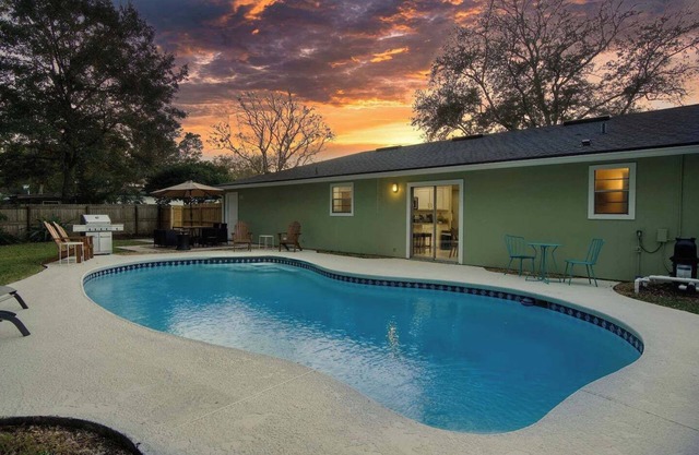 ~Executive Pad Sleeps 12 Heated Pool & Boardroom~