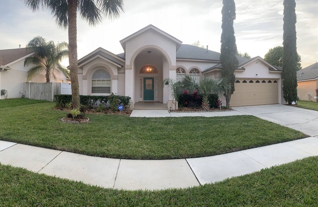 Executive Villa with south facing private pool & spa <10 miles to Disney/Golf