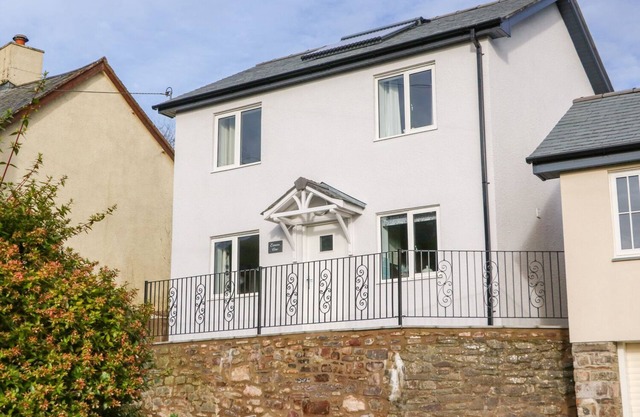 EXMOOR VIEW, pet friendly, character holiday cottage in North Molton