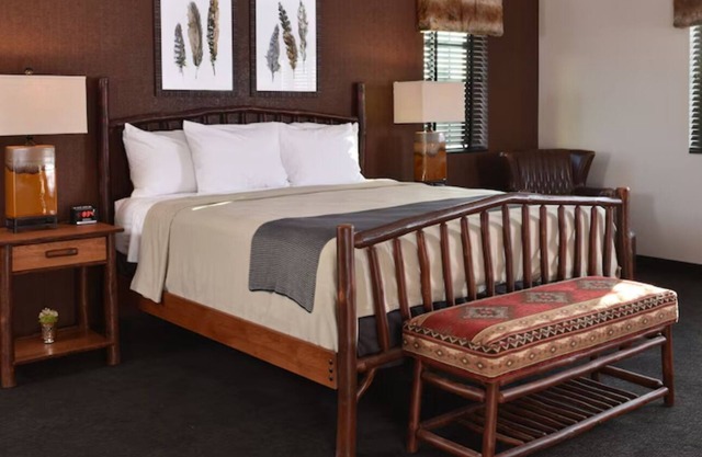 Expanded King w/Whirlpool, Stoney Creek Tulsa, Living Area w/Dry-Bar
