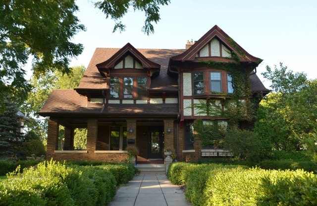 Expansive 6 bedroom 3.5 bath mansion on historic Summit Avenue