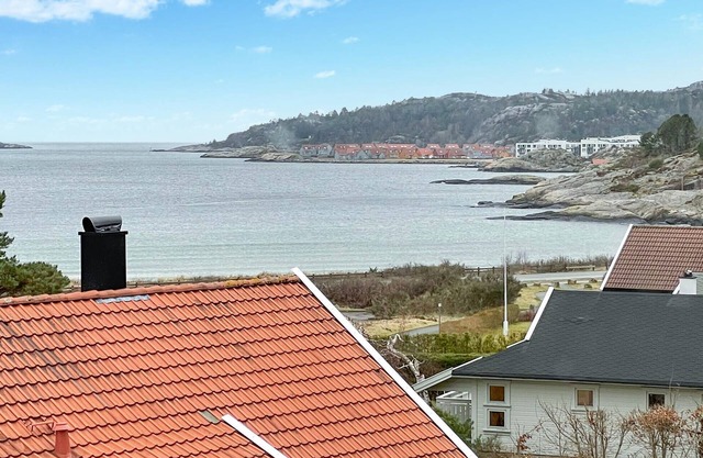Experience a real Norwegian vacation atmosphere in this vacation home by the fjord.
