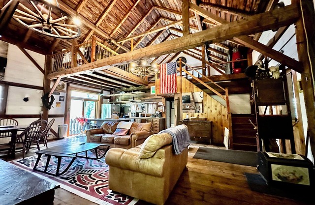 Experience a VT one of a kind Renovated Barn- Leaf Peeping and all season fun