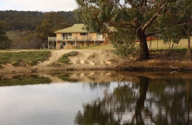 Experience country living in the comfort of spacious home 15mins from Oberon