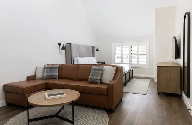 Experience scenic outdoors! Spacious Retreat w/Pool, Golf access & Hot spring!