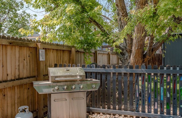 EXPLORE CO-Close to Red Rocks! Huge backyard.