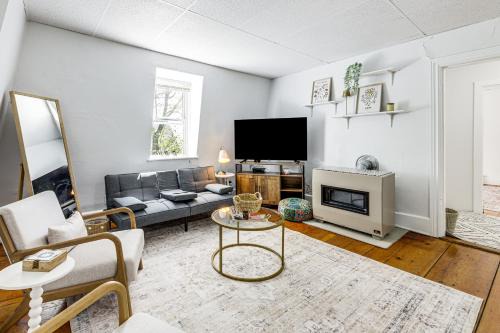 Explore Dtwn, Parks and Colleges Cozy Worcester Apt
