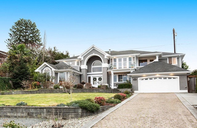 Extraordinary home w/a hot tub, fireplace, game room, pool table - ocean views