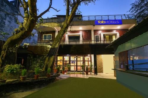 FabHotel Under Bridge - Near Nizamuddin Railway Station