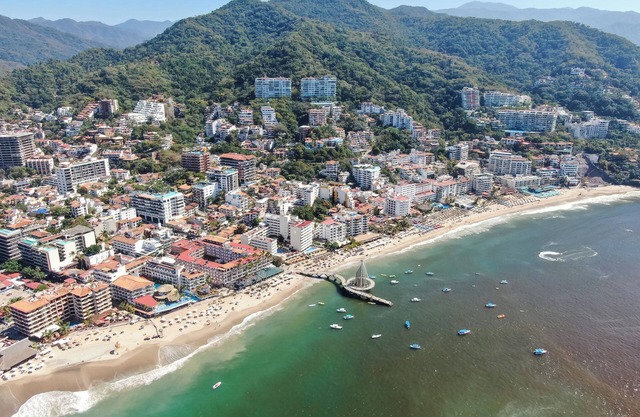 Fabulous 1-bedroom apartment with AC and WIFI, only 8 minutes to the beach!
